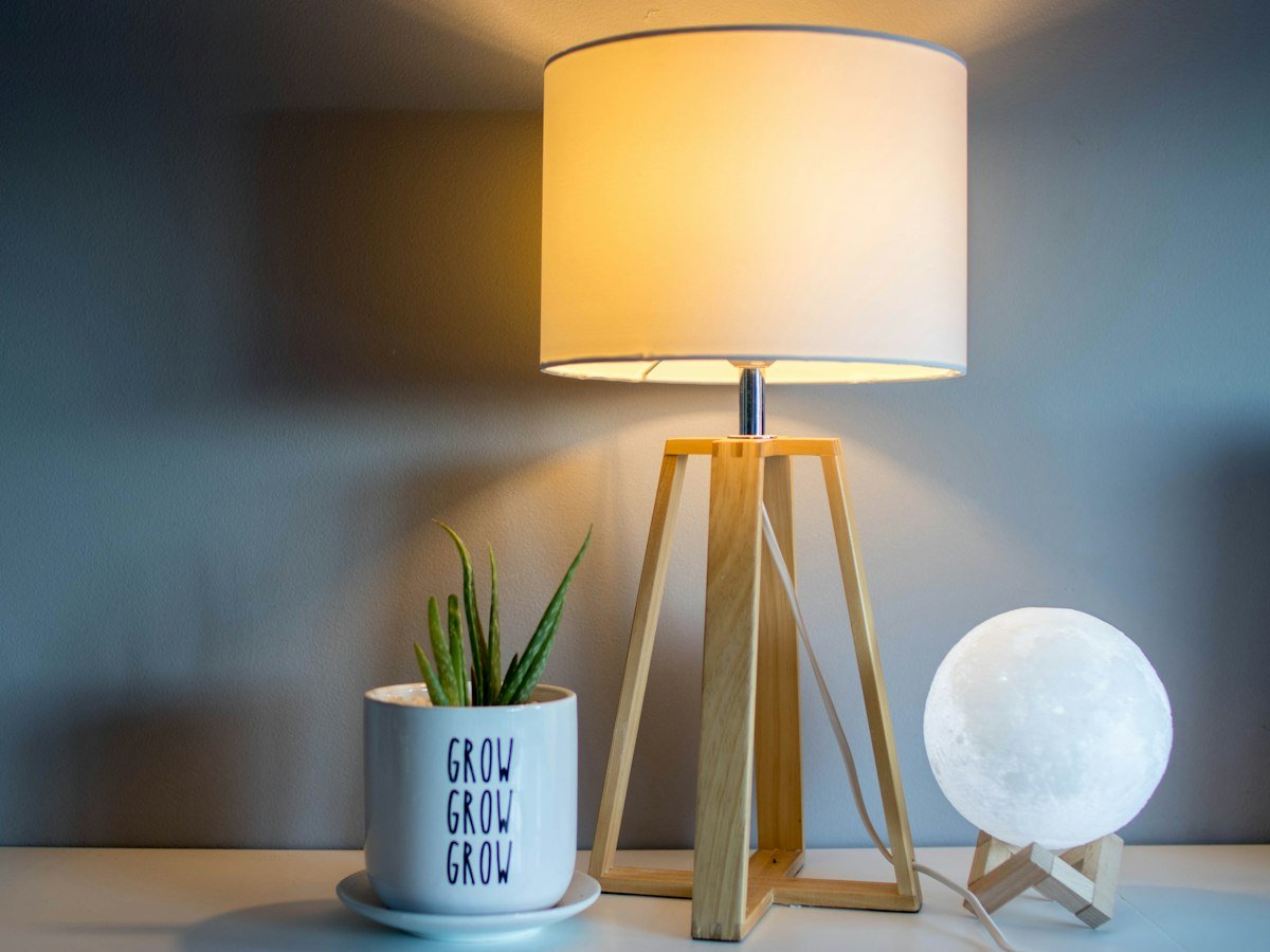 Lampe LED design bois clair